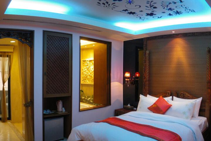 Room 13 of 37