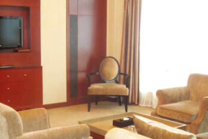 Room 6 of 7
