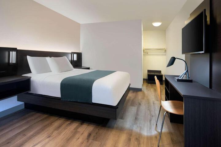 1 Queen Bed (10 of 13)