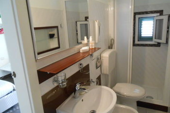 Room 2 of 33