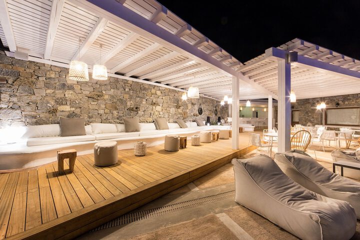 Lounge 108 of 146
