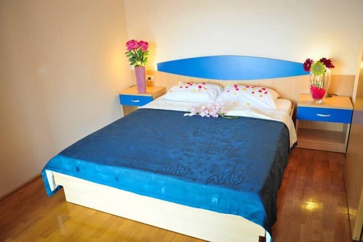 Room 4 of 12