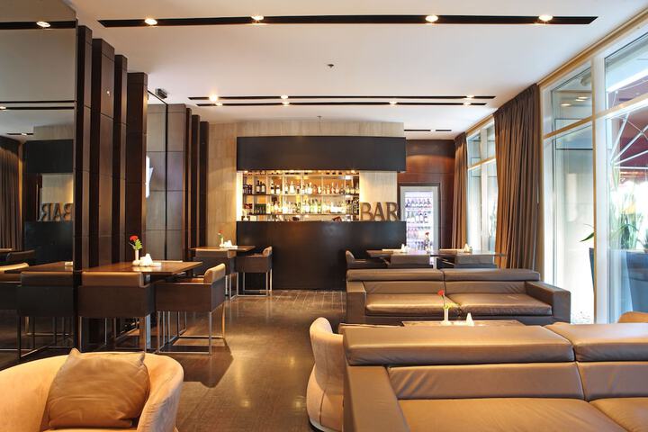 Lounge 32 of 41
