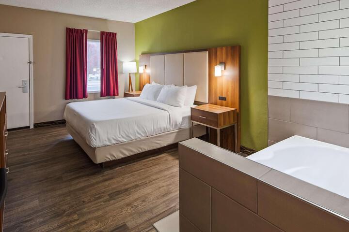 Suite King Bed Jetted Tub (9 of 11)