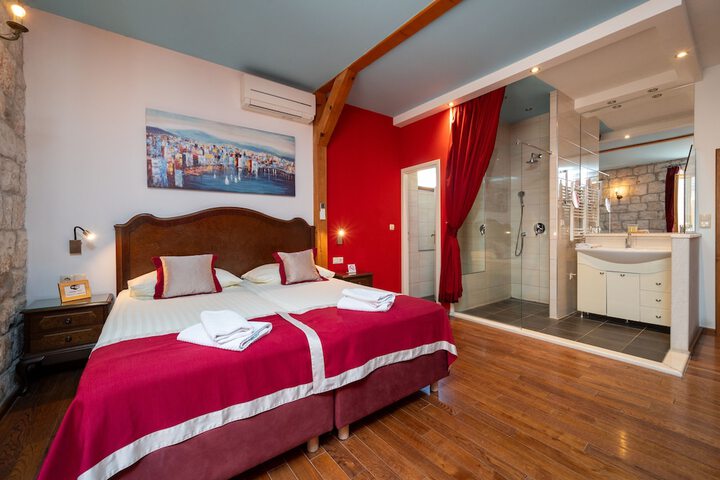 Room 10 of 90