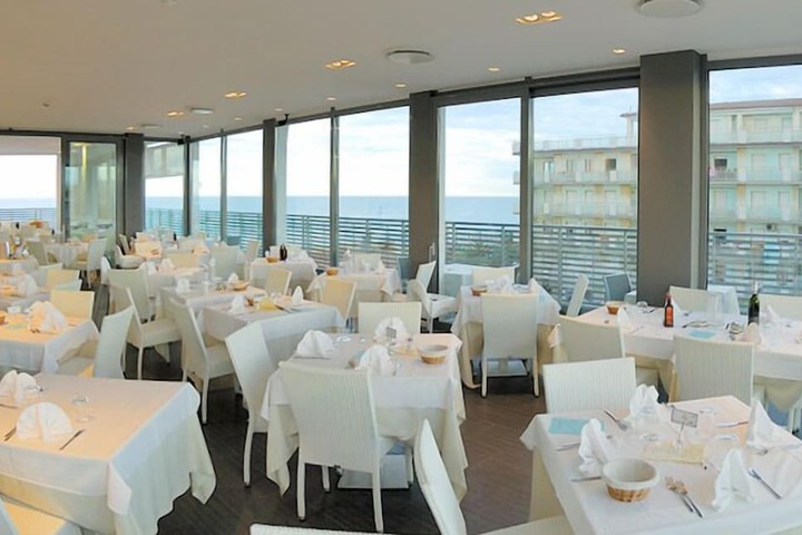 Dining 48 of 75