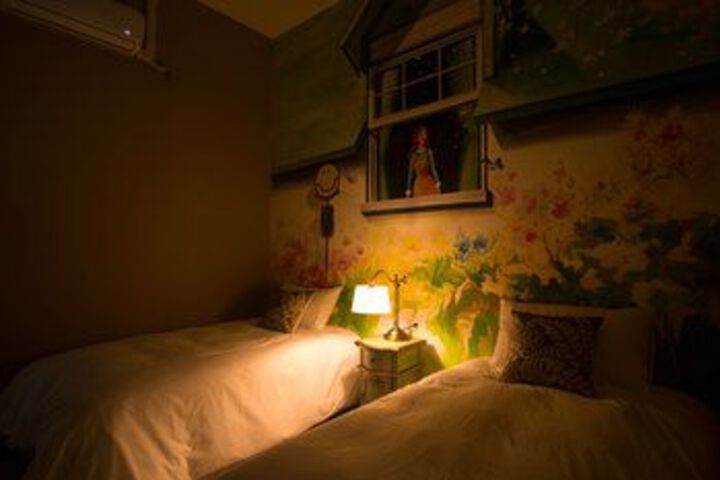 Room 28 of 43
