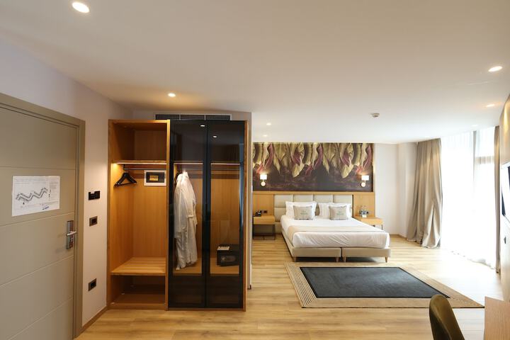 Room 28 of 136
