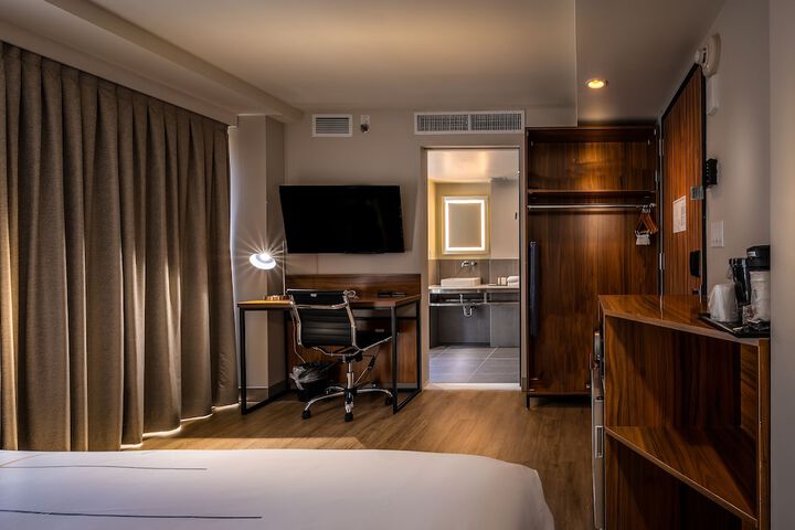 1 King Bed (3 of 22)