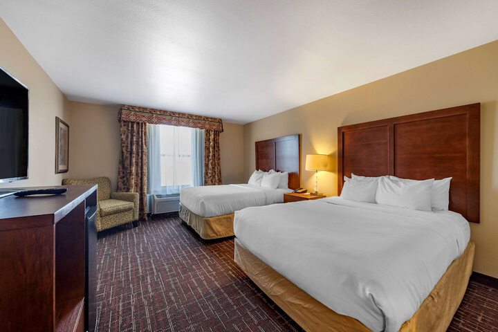 2 Queen Beds (12 of 18)
