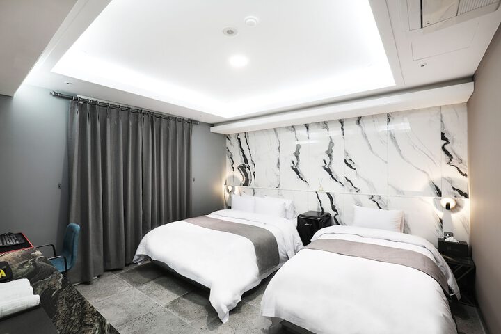 Room 8 of 96