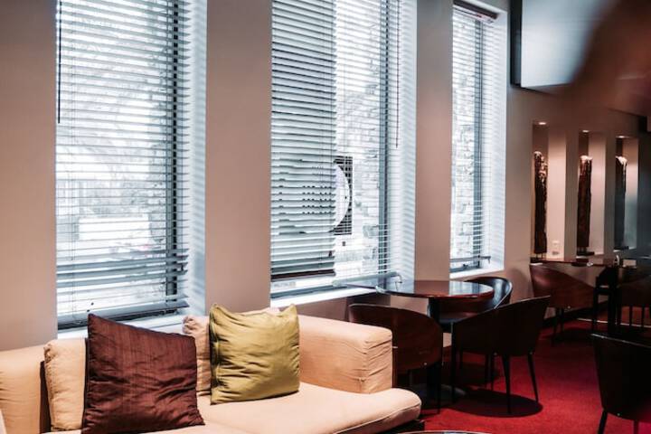 Lounge 48 of 68