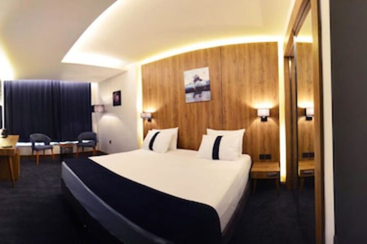 Room 13 of 36