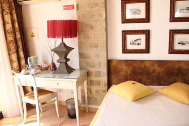 Room 6 of 18