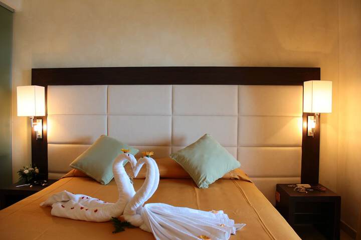 Room 5 of 98