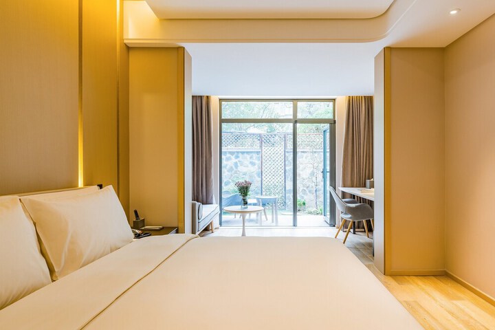 Room 6 of 92