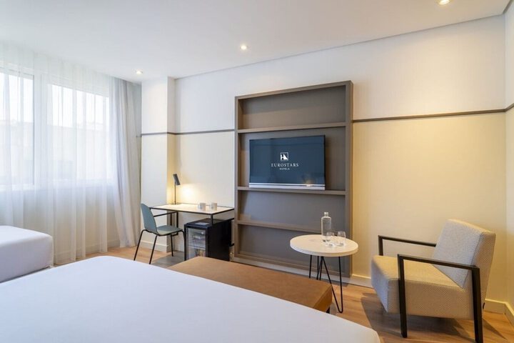 Room 9 of 83