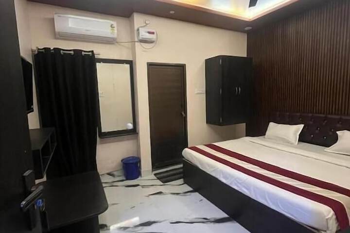 Room 3 of 8