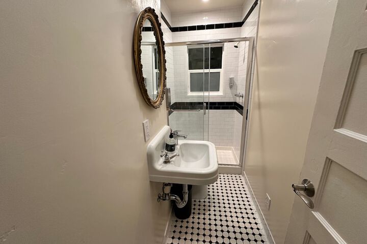 Basic Double Room 1 Queen Bed Shared Bathroom (14 of 14)