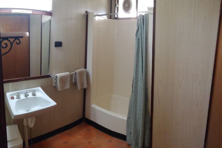 Room 103 of 122