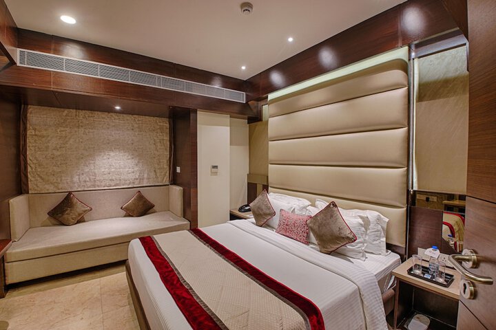 Room 10 of 28