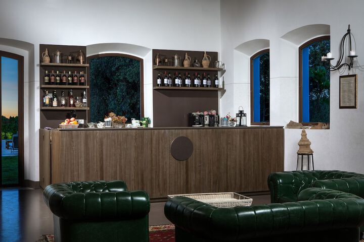 Lounge 106 of 123