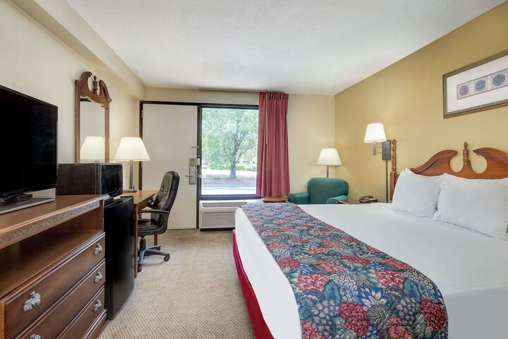 1 Queen Bed Mobility Accessible (16 of 27)