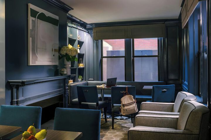 Lounge 54 of 57