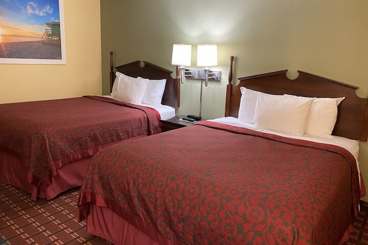 2 Queen Beds (5 of 8)