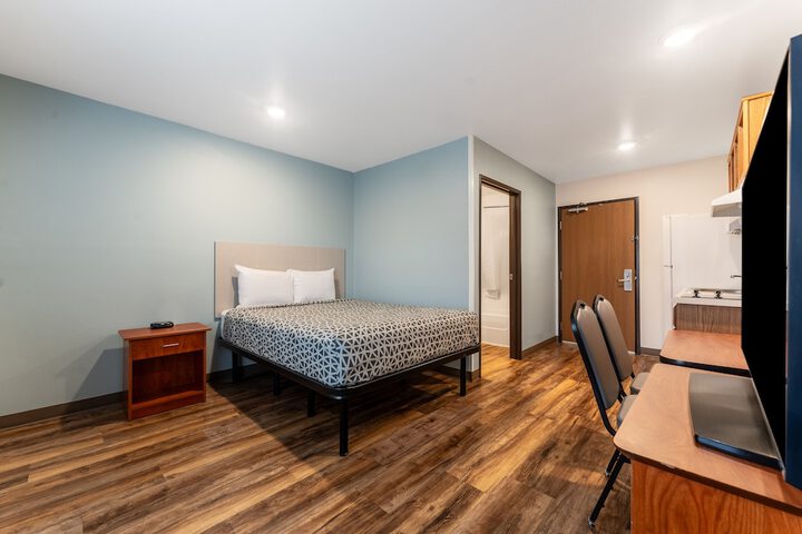 1 Queen Bed Suite (5 of 13)