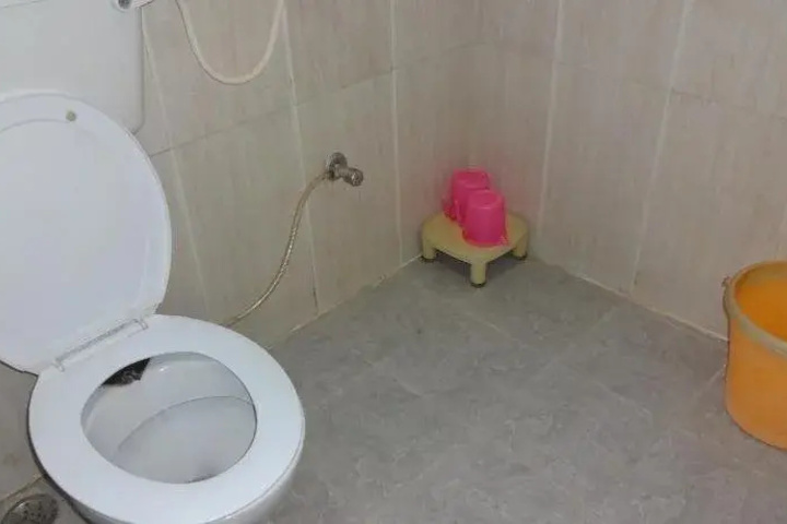 Room 4 of 7