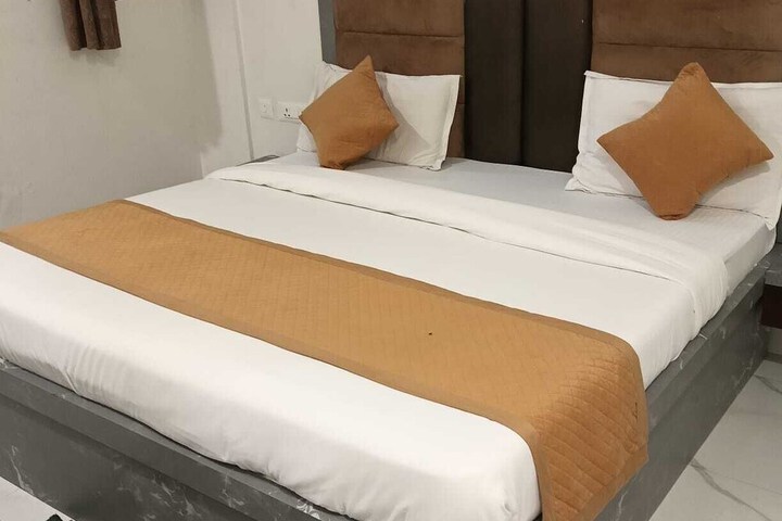 Room 7 of 9