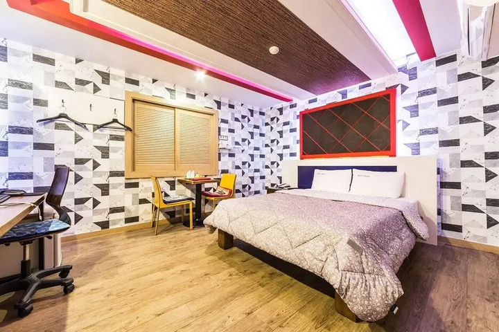 Room 9 of 42