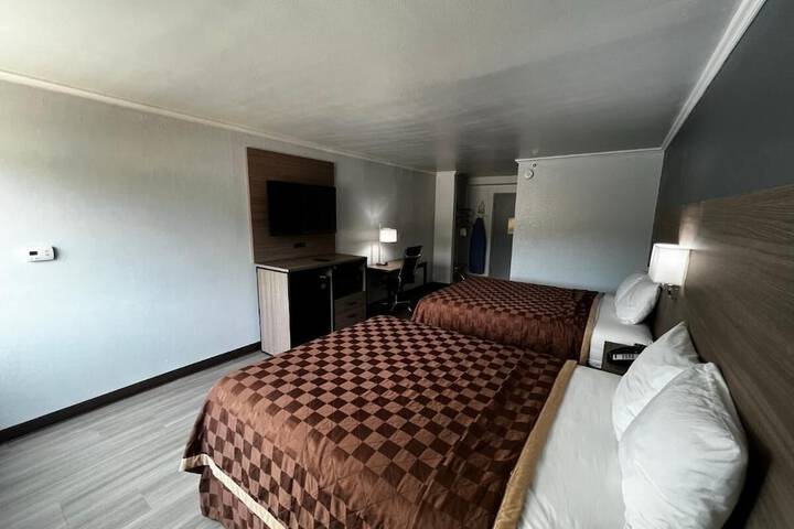 2 Queen Beds (4 of 9)
