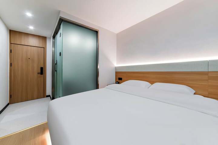 Room 11 of 30