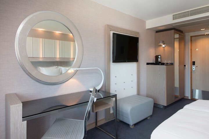 Room 6 of 34