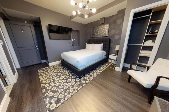 Room 5 of 9