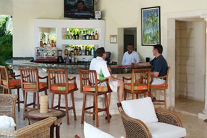 Lounge 11 of 25