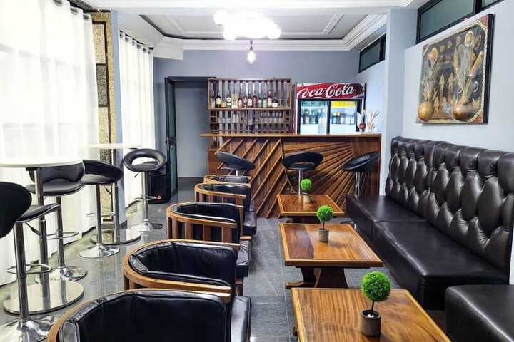 Lounge 66 of 79