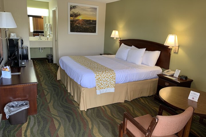 1 King Bed (4 of 7)