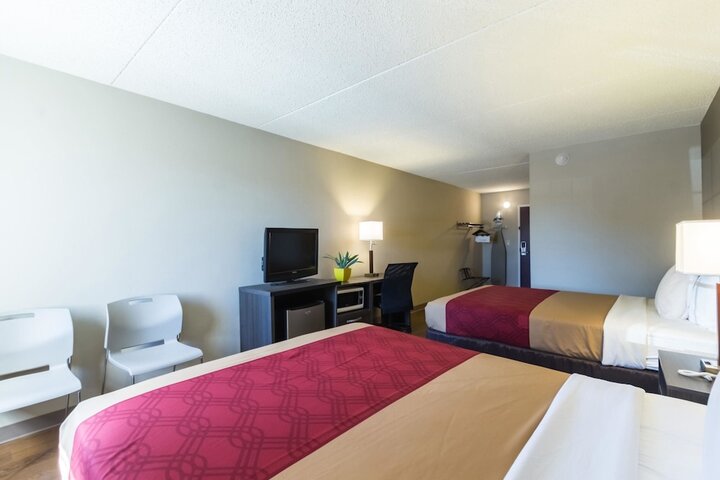 2 Queen Beds (6 of 13)