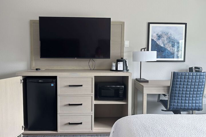 1 King Bed Work Desk Microwave and Refrigerator Full Breakfast (7 of 8)