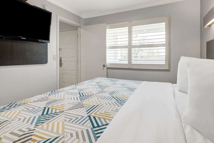 1 King Bed Kitchen (8 of 14)