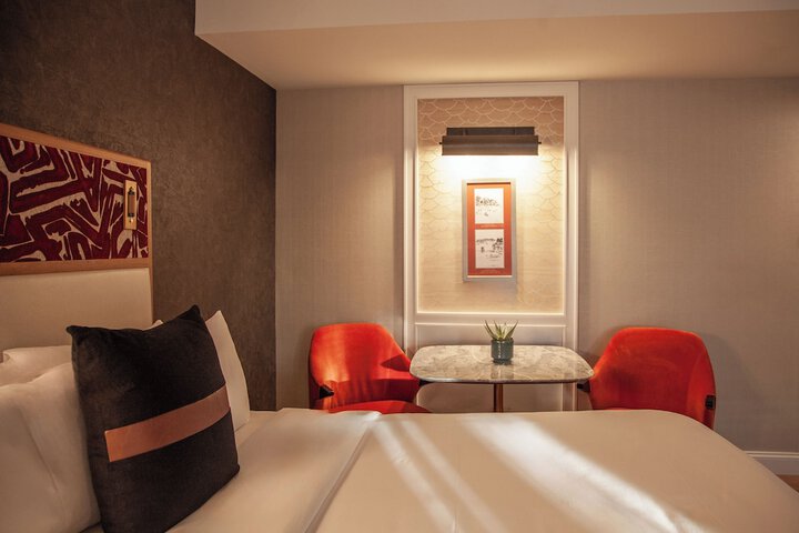 Room 32 of 60