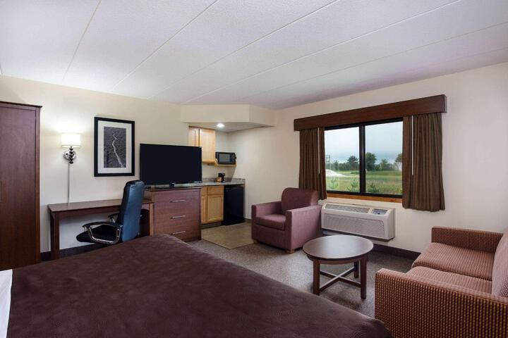 1 King Bed Deluxe Room (3 of 11)