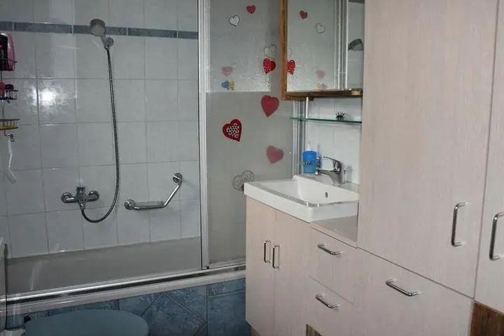 Room 5 of 8