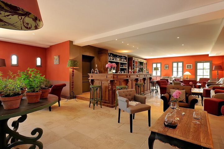 Lounge 13 of 21