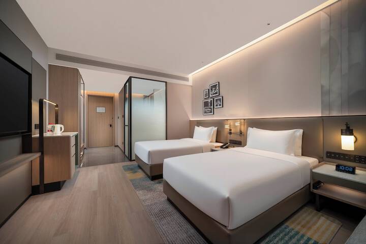 Room 4 of 82