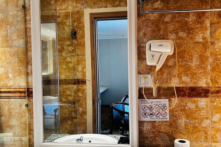 Room 4 of 14