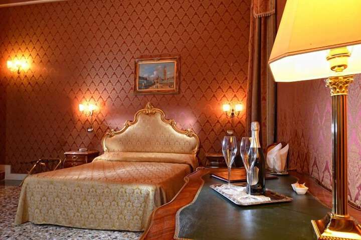 Room 10 of 22
